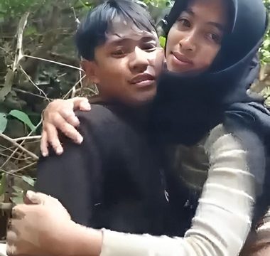 Hijab Viral Ngabuburit Di Hutan
